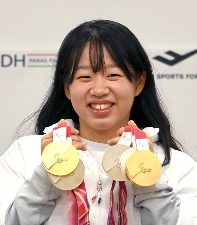 김윤지가 26일 서울 송파구 올림픽회관에서 열린 기자회견에서 2026밀라노·코르티나담페초동계패럴림픽서 따낸 메달들을 들고 환하게 웃고 있다. 사진제공｜대한장애인체육회