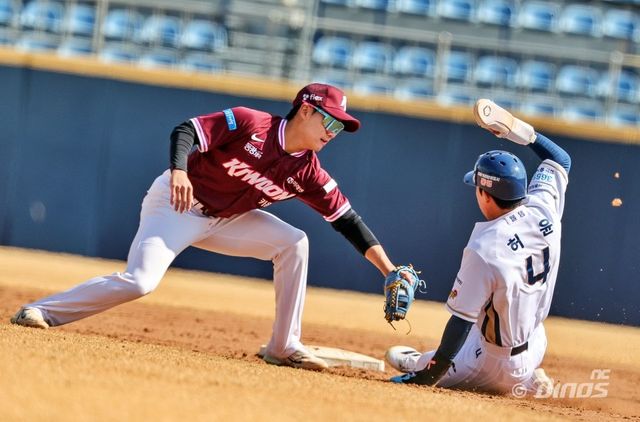 NC 허윤(4번)은 ‘2026 신한 SOL KBO리그’ 시범경기서 도루 5개를 하며 해당 부문 전체 1위에 올랐다. 그는 주루 스페셜리스트로 활약을 예고했다. 사진제공｜NC 다이노스