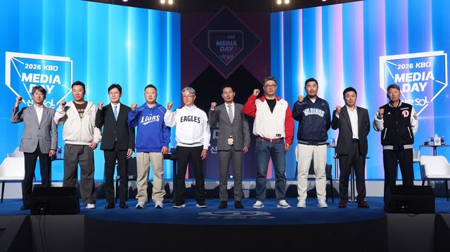 26일 서울 송파구 롯데호텔월드 크리스탈볼룸서 열린 KBO 미디어데이서 10개 구단 감독이 28일 개막전 선발투수를 발표했다. 서울｜뉴시스