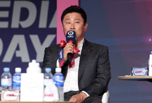 김태형 롯데 감독이 26일 서울 송파구 롯데호텔월드 크리스탈볼룸서 열린 ‘2026 신한 SOL KBO 미디어데이’서 특유의 입담을 뽐내고 있다. 서울｜뉴시스