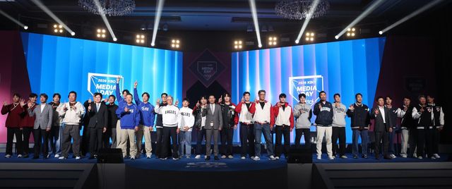 KBO리그 10개 구단 감독과 선수들이 서울 송파구 롯데호텔월드 크리스탈볼룸서 열린 KBO 미디어데이서 올 시즌 목표 순위를 손가락으로 표현하고 있다. 뉴시스