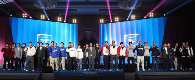 26일 서울 송파구 롯데호텔월드 크리스탈볼룸서 열린 KBO 미디어데이서 10개 구단 감독, 선수들이 기념촬영을 하고 있다. 서울｜뉴시스