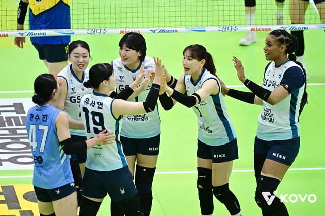 GS칼텍스 선수들이 26일 수원체육관에서 열린 V리그 여자부 PO 1차전에서 현대건설을 상대로 팀 득점을 올린 뒤 서로를 격려하고 있다. 사진제공｜KOVO