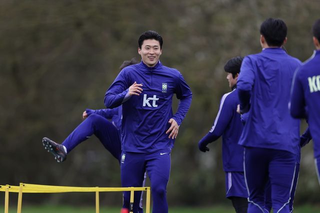 무릎 부상을 완전히 털어낸 국가대표 골잡이 조규성은 28일(한국시간) 영국 밀턴킨스에서 열릴 코트디부아르와 평가전에서 확실한 자리를 굳힌다는 의지다. 조규성이 MK돈스 훈련장에서 몸을 풀고 있다. 사진제공｜대한축구협회