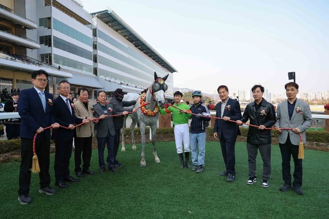 제29회 동아일보배에서 우승한 라온포레스트와 조재로 기수(녹색 상의)가 시상식이 끝난 뒤 관계자들과 함께 기념 촬영을 하고 있다. 사진제공 | 한국마사회