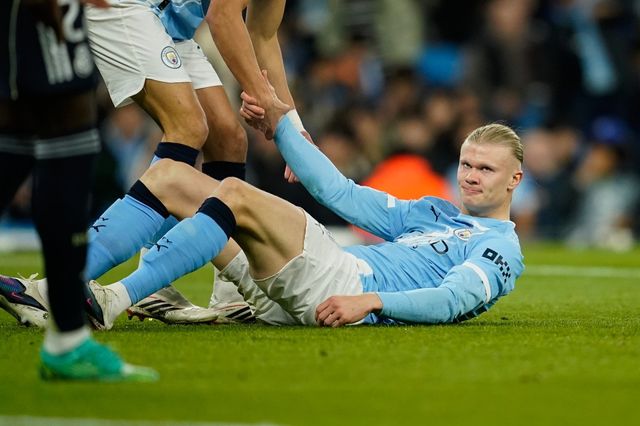 맨체스터 시티 엘링 홀란이 18일(한국시간) 레알 마드리드와 UCL 16강 원정경기 도중 몸을 일으키고 있다. 마드리드｜AP뉴시스