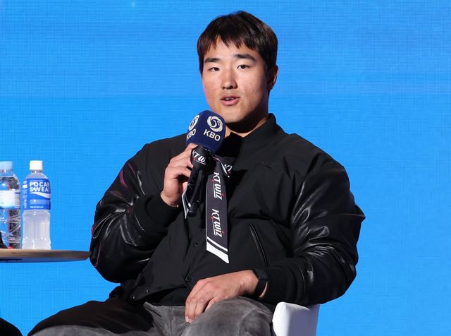 KT 안현민이 26일 서울 송파구 롯데호텔월드 크리스탈볼룸서 열린 KBO 미디어데이서 공약을 전하고 있다. 서울｜뉴시스