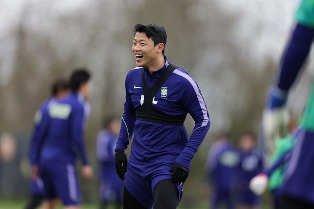 3번째 월드컵 출전을 노리는 황희찬은 28일(한국시간) 영국 밀턴킨스에서 열릴 코트디부아르와 평가전을 통해 부상에서 확실히 벗어났음을 증명하려 한다. 황희찬이 MK돈스 훈련장에서 활짝 웄고 있다. 사진제공｜대한축구협회