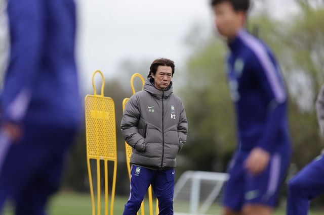축구국가대표팀 홍명보 감독이 24일(한국시간) 영국 MK돈스 훈련장에서 대표팀이 훈련하는 모습을 바라보고 있다. 사진제공｜대한축구협회