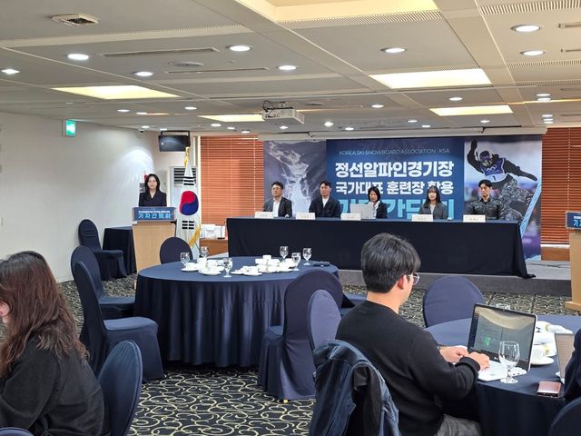 류제훈 대한스키스노보드협회 국제국장, 김상겸, 김나미 대한체육회 사무총장, 유승은, 박재민 협회 심판위원장(뒤 왼쪽부터)이 26일 서울 태평로 프레스센터서 열린 기자간담회서 취재진의 질문에 대답하고 있다. 사진제공│대한스키스노보드협회