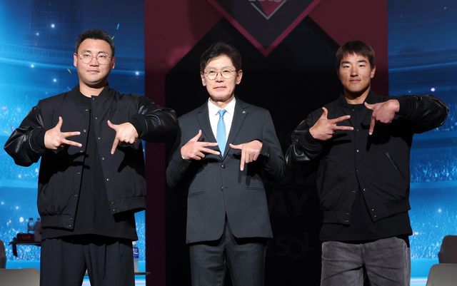 KT 안현민(오른쪽)이&nbsp;26일 서울 송파구 롯데호텔월드 크리스탈볼룸서 열린 KBO 미디어데이서 선배 장성우(왼쪽), 이강철 감독과 함께 세리머니를 선보이고 있다. 서울｜뉴시스