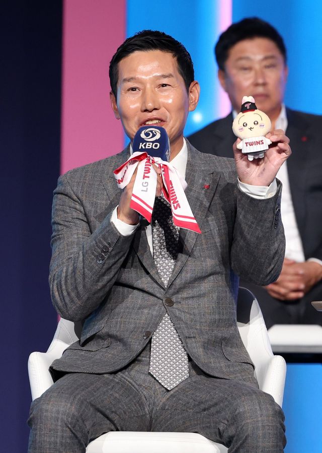 염경엽 LG 감독이 26일 서울 송파구 롯데호텔월드 크리스탈볼룸서 열린 ‘2026 신한 SOL KBO 미디어데이’서 구단의 MD 상품인 먼작귀를 들어 보이고 있다. 서울｜뉴시스