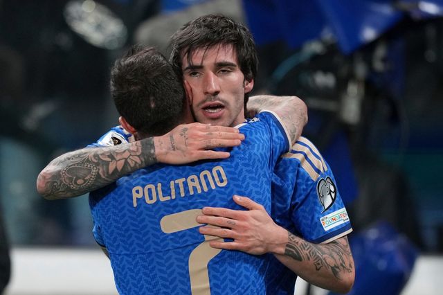 이탈리아의 산드로 토날리가 27일(한국시간) 베르가모에서 열린 북중미월드컵 유럽PO 패스A 1차전에서 북아일랜드를 상대로 선제 결승골을 뽑고 동료의 축하를 받고 있다. 베르가모｜AP뉴시스