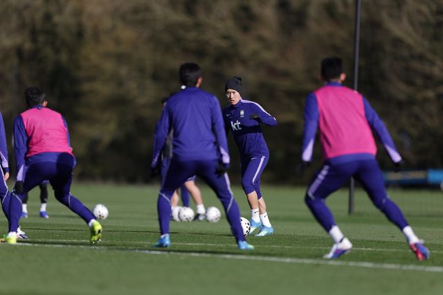 이강인 등 축구대표팀 선수들이 코트디부아르전을 앞두고 영국 밀턴킨스의 MK돈스 훈련장에서 패스 훈련을 하고 있다. 사진제공｜대한축구협회