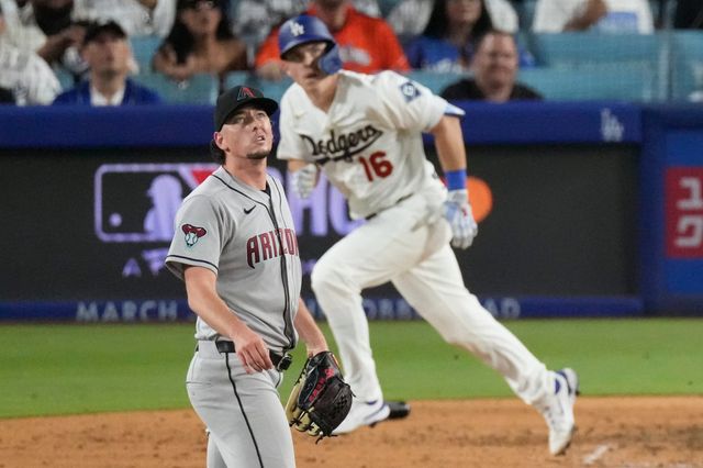 LA 다저스 윌 스미스(16번)가 27일(한국시간) 캘리포니아주 다저스타디움에서 열린 2026 MLB 개막전 홈경기에서 투런포를 날린 뒤 자신의 타구를 바라보며 달리고 있다. LA｜AP뉴시스