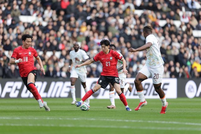 축구국가대표팀 배준호(가운데)가 29일(한국시간) 스타디움 MK서 끝난 코트디부아르전 도중 드리블을 하고 있다. 사진제공｜대한축구협회