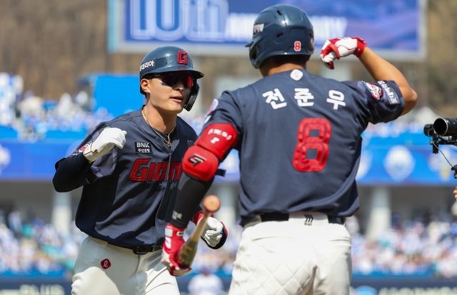 롯데 윤동희(왼쪽)가 28일 대구 삼성전 1회초 올 시즌 첫 홈런을 쳐낸 뒤 전준우와 하이파이브를 하고 있다. 대구ㅣ뉴시스