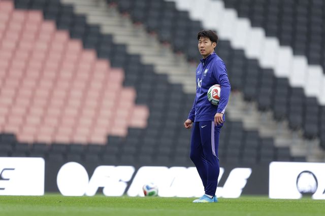 축구국가대표팀 주장 손흥민이 27일(한국시간) 스타디움 MK에서 진행된 훈련 도중 공을 들고 있다. 사진제공｜대한축구협회