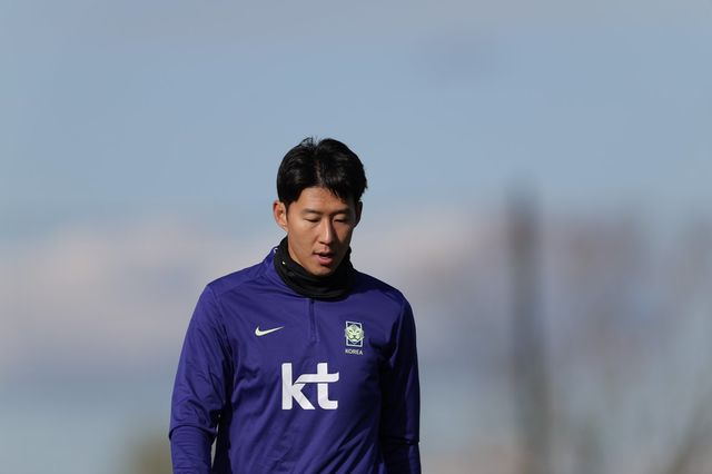 축구국가대표팀 주장 손흥민이 26일(한국시간) MK돈스 훈련장에서 몸을 풀고 있다. 사진제공｜대한축구협회