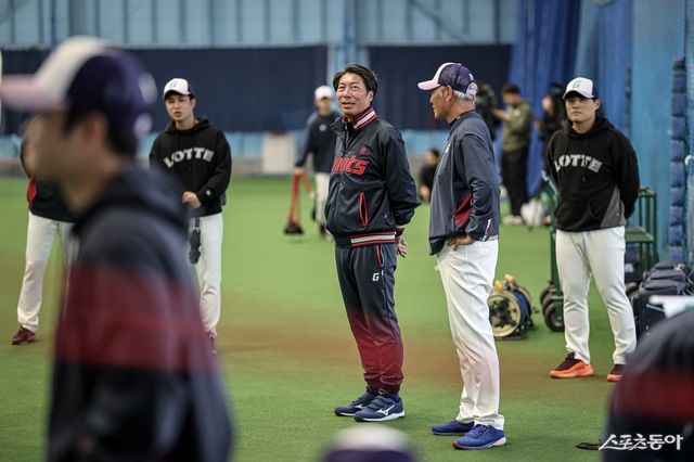 타카츠 신고 롯데 스페셜 어드바이저가 지난달 일본 미야자키서 열린 스프링캠프 도중 히사무라 히로시 스트렝스 코치와 대화하고 있다. 사진제공｜롯데 자이언츠