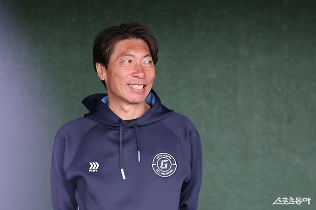 타카츠 신고 롯데 스페셜 어드바이저가 지난달 일본 미야자키서 열린 스프링캠프 도중 훈련을 지켜보고 있다. 사진제공｜롯데 자이언츠