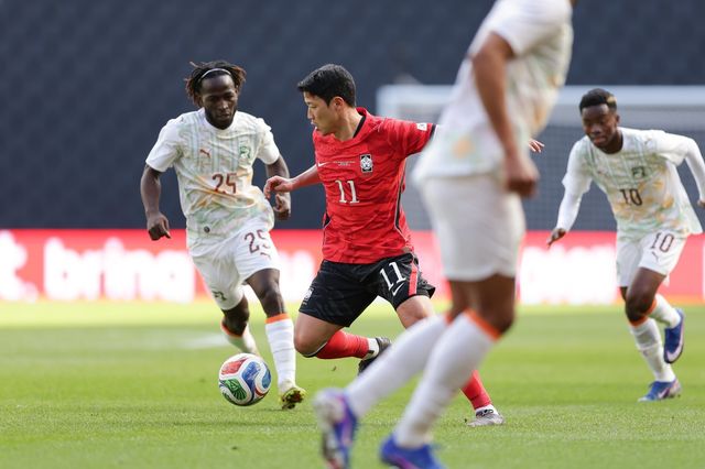 축구국가대표팀 황희찬(가운데)이 29일(한국시간) 스타디움 MK서 끝난 코트디부아르전 도중 드리블을 하고 있다. 사진제공｜대한축구협회