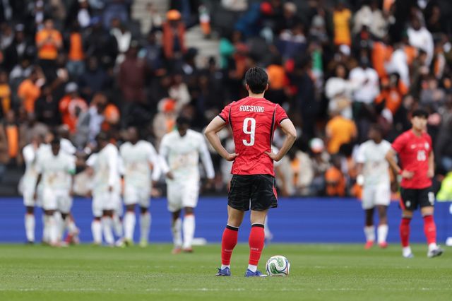 축구국가대표팀 공격수 조규성(가운데)이 29일(한국시간) 스타디움 MK서 끝난 코트디부아르전 도중 실점한 뒤 아쉬워하고 있다. 사진제공｜대한축구협회