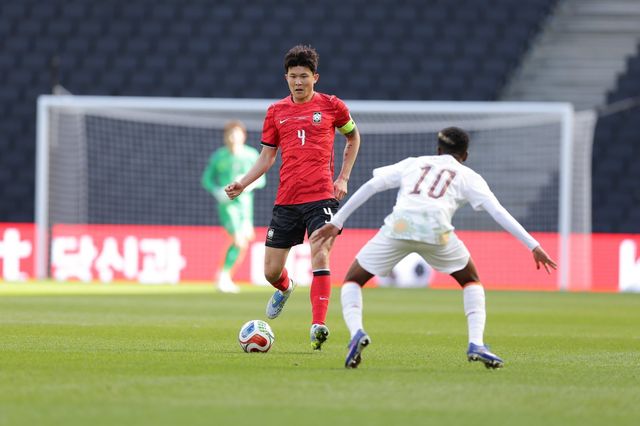 축구국가대표팀 수비수 김민재가 29일(한국시간) 스타디움 MK서 끝난 코트디부아르전 도중 드리블하고 있다. 사진제공｜대한축구협회