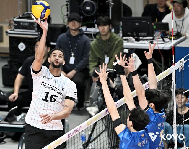 현대캐피탈 레오(뒤)가 29일 장충체육관서 열린 우리카드와 PO 2차전 원정경기 도중 스파이크를 날리고 있다. 사진제공│KOVO