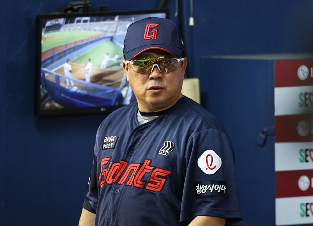 롯데 김태형 감독이 29일 대구 삼성전서 승리한 뒤 선수들을 칭찬하며 팬들에게도 고마움을 전했다. 뉴시스