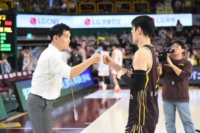 조상현 LG 감독(왼쪽)이 29일 창원체육관서 열린 ‘2025~2026 LG전자 프로농구’ 정규리그 6라운드 SK와 홈경기가 끝난 뒤 유기상을 격려하고 있다. 사진제공｜KBL