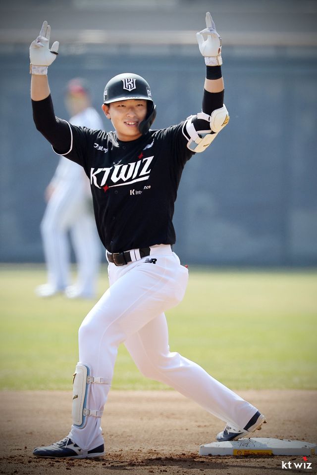 KT 이강민이 28일 잠실구장서 열린 LG와 정규시즌 개막전서 안타를 친 뒤 세리머니를 펼치고 있다. 사진제공｜KT 위즈