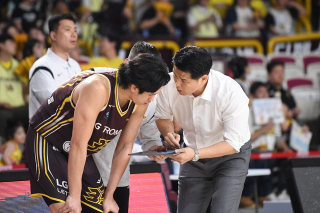 조상현 LG 감독(오른쪽)이 29일 창원체육관서 열린 ‘2025~2026 LG전자 프로농구’ 정규리그 6라운드 SK와 홈경기서 칼 타마요에게 작전을 지시하고 있다. 사진제공｜KBL