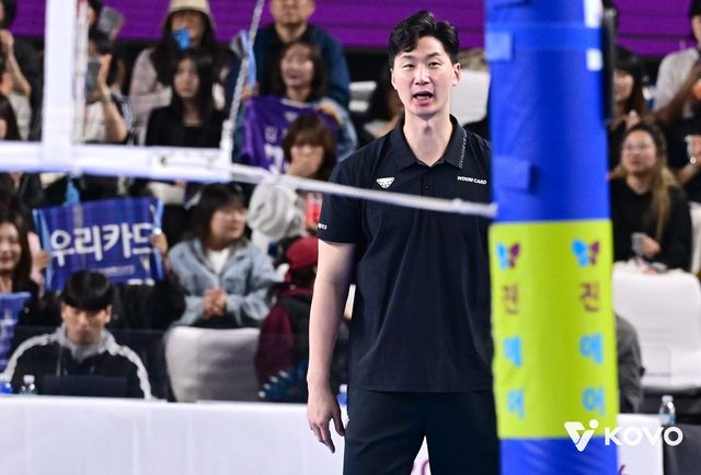 박철우 우리카드 감독대행은 29일 장충체육관서 열릴 현대캐피탈과 PO 2차전 홈경기를 앞두고 우리카드를 자신이 몸담았던 2007~2008시즌 현대캐피탈처럼 1차전 패배에도 2위를 탈락시킨 팀으로 만들겠다고 다짐했다. 사진제공│KOVO