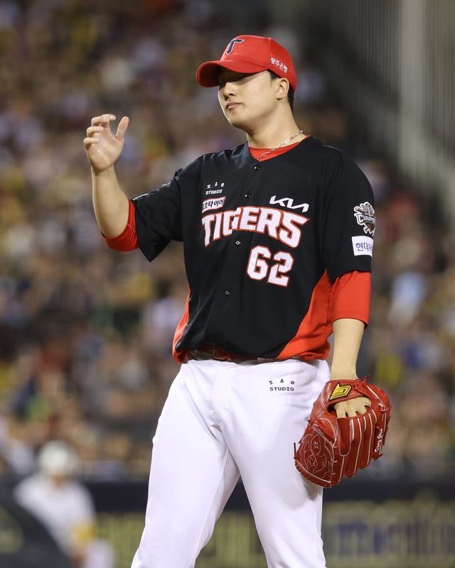 KIA 정해영은 28일 인천SSG랜더스필드서 열린 ‘2026 신한 SOL 뱅크 KBO리그’ SSG와 개막전서 팀 끝내기 패배의 빌미를 제공했다. 그러나 이범호 KIA 감독은 “정해영은 마무리투수를 그대로 계속 해야 한다”라며 굳건한 믿음을 보냈다. 뉴시스