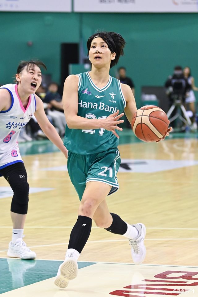 하나은행 이이지마 사키(오른쪽)가 29일 부천체육관에서 열린 삼성생명전 도중 골밑 돌파를 시도하고 있다. 사진제공｜WKBL