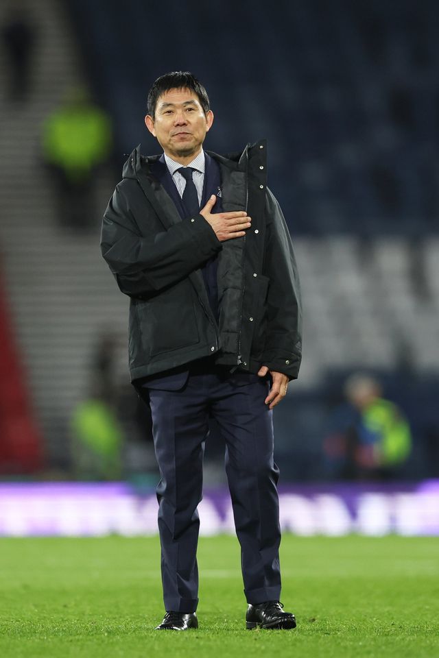 모리야스 하지메 일본대표팀 감독이 29일(한국시간) 글래스고 햄든파크에서 스코틀랜드를 꺾은 뒤 원정 팬들을 향해 감사를 전하고 있다. 글래스고｜AP뉴시스