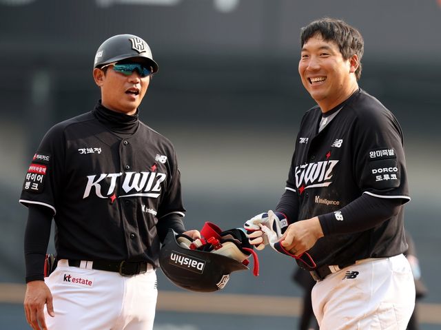 KT 김현수(오른쪽)가 29일 잠실구장서 열린 LG전서 출루한 뒤 박경수 주루코치에게 배팅 장갑을 건네고 있다. 잠실｜뉴시스