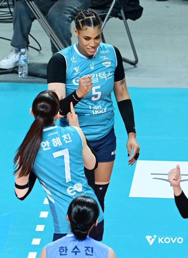 GS칼텍스 실바(5번)가 28일 장충체육관서 열린 현대건설과 V리그 여자부 PO 2차전 홈경기 도중 득점한 뒤 세터 안혜진을 향해 미소짓고 있다. 사진제공｜KOVO