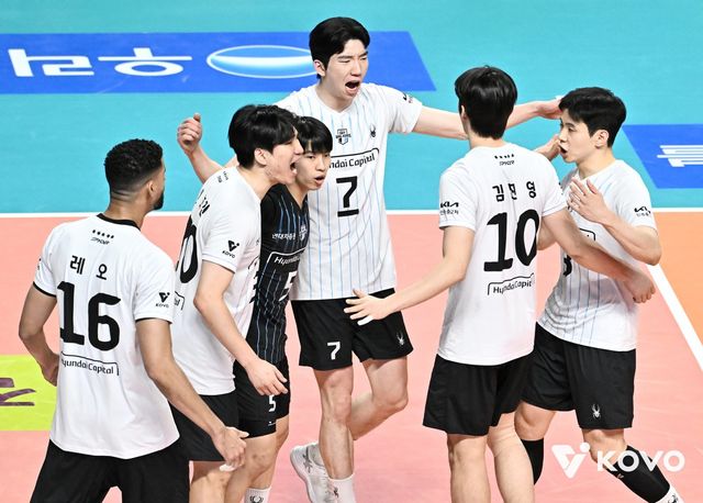 현대캐피탈 선수들이 29일 장충체육관서 열린 우리카드와 PO 2차전 원정경기 도중 득점한 뒤 기뻐하고 있다. 사진제공│KOVO
