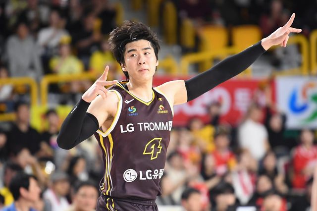 LG 양홍석이 29일 창원체육관서 열린 ‘2025~2026 LG전자 프로농구’ 정규리그 6라운드 SK와 홈경기서 3점슛을 넣은 뒤 세리머니를 하고 있다. 사진제공｜KBL