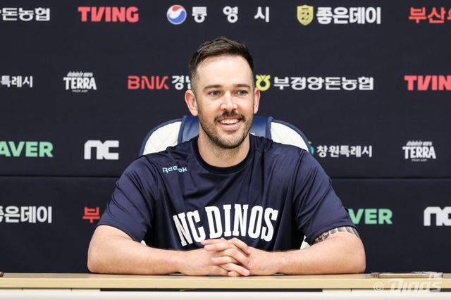 NC 드류 버하겐이 29일 창원NC파크서 열린 ‘2026 신한 SOL KBO리그’ 두산과 홈경기에 앞서 입단 소감을 밝히고 있다. 사진제공｜NC 다이노스