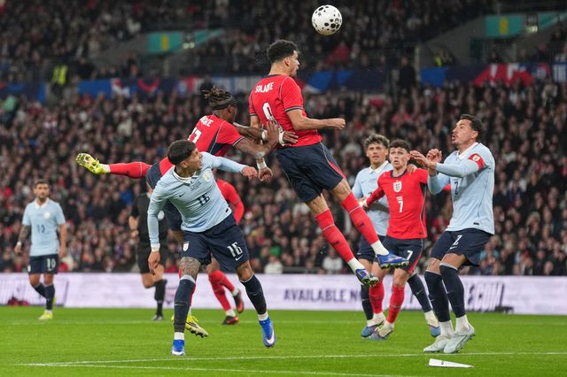 잉글랜드 스트라이커 도미닉 솔란케(가운데)가 28일(한국시간) 런던 웸블리 스타디움에서 열린 우루과이 평가전서 헤더 슛을 시도하고 있다. 런던｜AP뉴시스