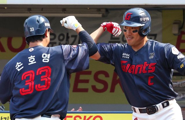롯데 손호영(왼쪽)이 29일 대구 삼성전 4회초 홈런을 쳐낸 뒤 전준우와 하이파이브를 하고 있다. 대구｜뉴시스