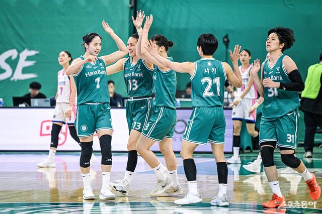 하나은행 선수들이 29일 부천체육관에서 열린 삼성생명전 득점에 성공한 뒤 한 데 모여 기뻐하고 있다. 사진제공｜WKBL