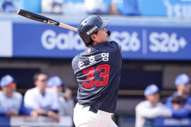 롯데 손호영이 29일 대구 삼성전 4회초 최원태를 상대로 홈런을 쳐낸 뒤 타구를 응시하고 있다. 사진제공｜롯데 자이언츠