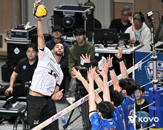 현대캐피탈 레오(뒤)가 29일 장충체육관서 열린 우리카드와 PO 2차전 원정경기 도중 스파이크를 날리고 있다. 사진제공│KOVO