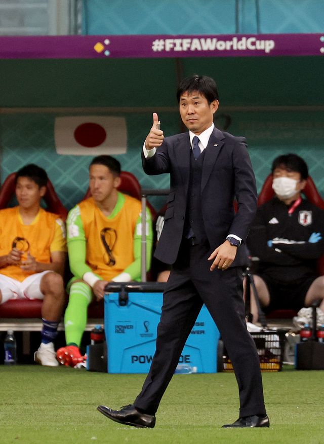 일본 감독 모리야스 하지메가 23일 오후(현지시간) 카타르 알라이얀의 할리파 인터내셔널 스타디움에서 열린 2022 카타르 월드컵 조별리그 E조 독일과 일본의 경기를 보고 있다. ＜알라이얀=송은석 기자 silverstone@donga.com＞