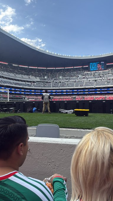 멕시코-포르투갈전이 열린 29일(한국시간) 멕시코 멕시코시티의 아즈테카 스타디움의 저층 관중석 시야는 광고판과 사진기자들에게 가려져 매우 불편했던 것으로 전해졌다. 사진출처│에스타디오스 데 멕시코 X 계정