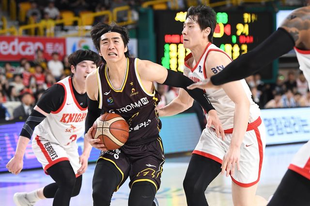 LG 양홍석(가운데)이 29일 창원체육관서 열린 ‘2025~2026 LG전자 프로농구’ 정규리그 6라운드 SK와 홈경기서 상대 수비를 뚫고 돌파하고 있다. 사진제공｜KBL